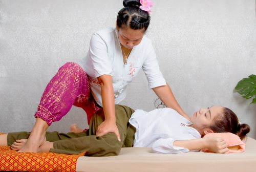Traditionelle und professionelle Thai Massage und Dehnen